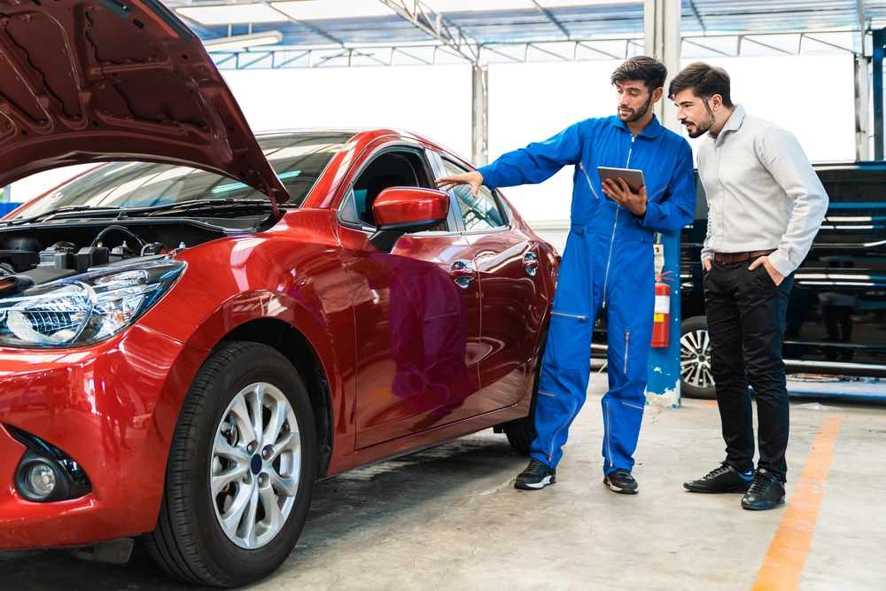 Mechanic,Man,Shows,The,Car,Report,On,A,Digital,Tablet